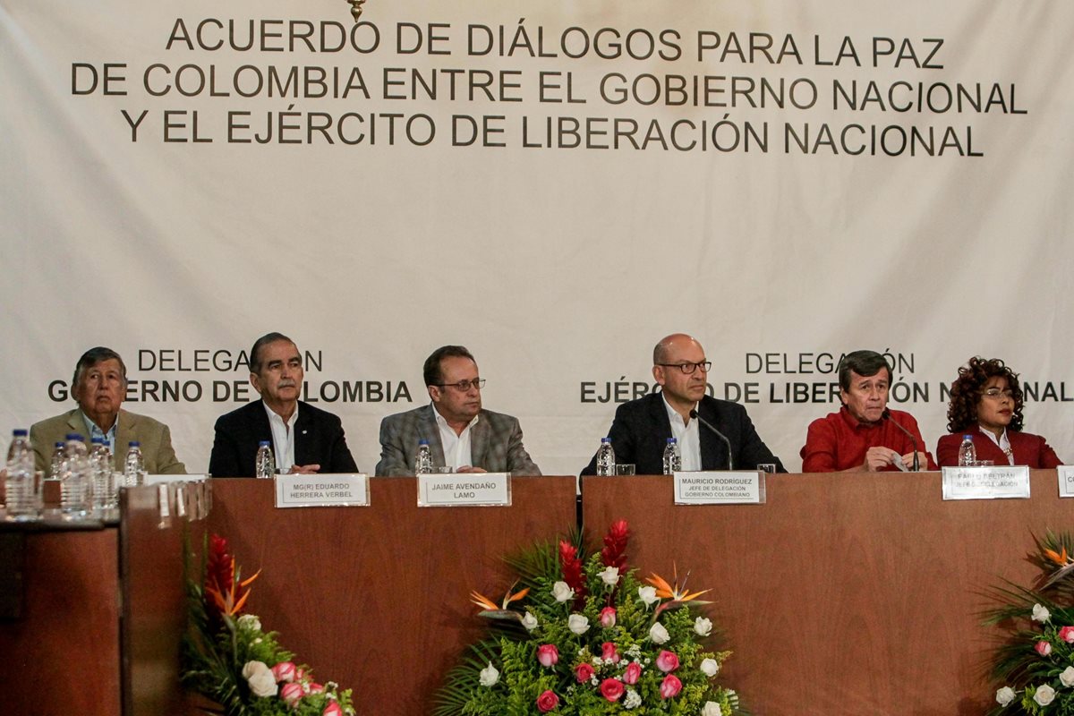 Representantes del Gobierno de Colombia y de la guerrilla del ELN durante la conferencia de prensa el lunes en Caracas, Venezuela. (Foto Prensa Libre: EFE).
