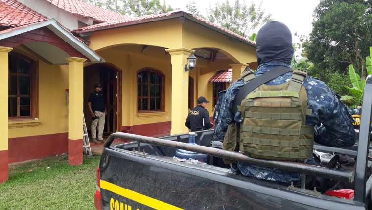 En la casa de Orlando Pinto Espina incautaron armas de fuego. (Foto Prensa Libre: Cortesía)