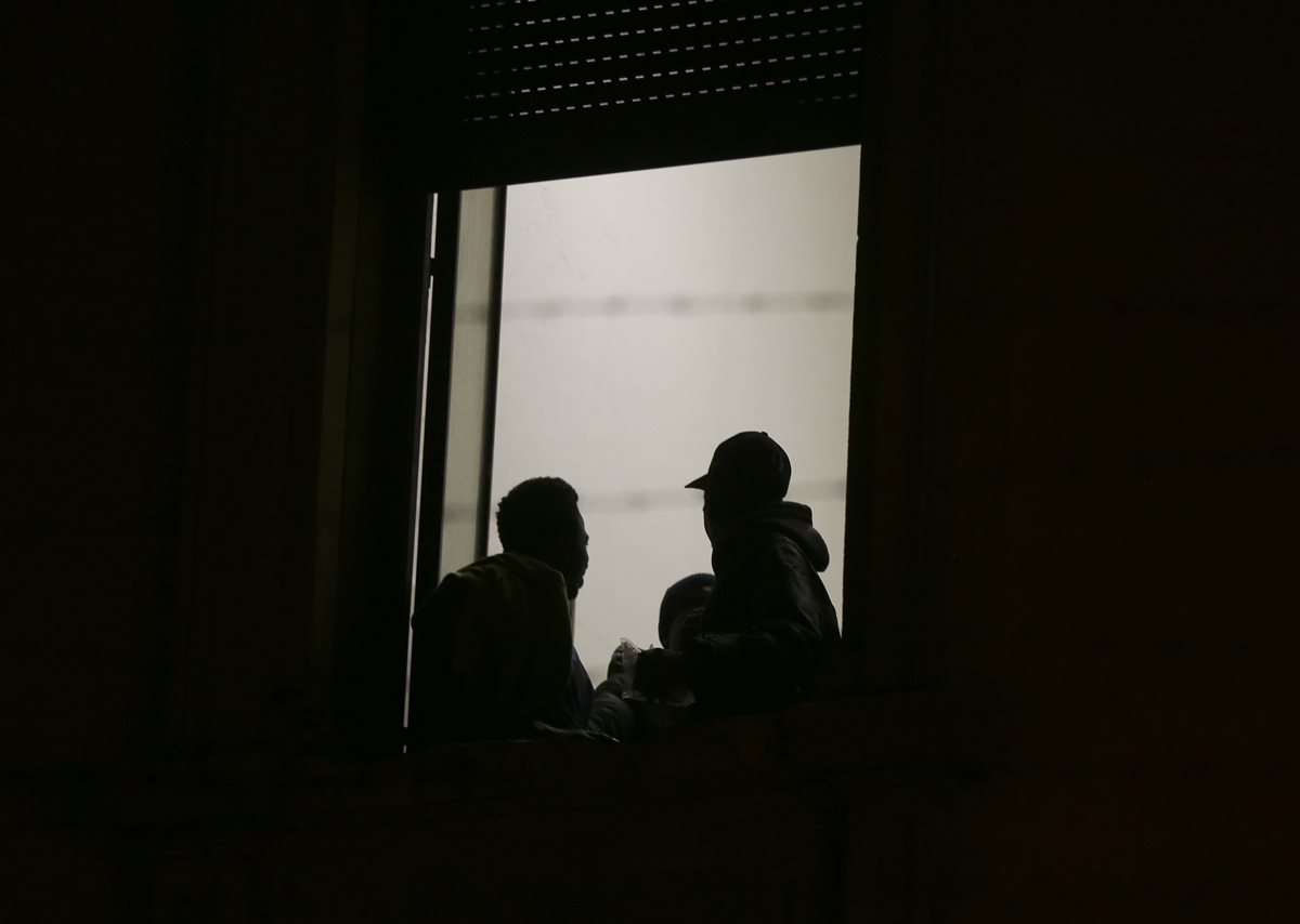 Un grupo de migrantes en Milán, Italia. (Foto Prensa Libre: AP).
