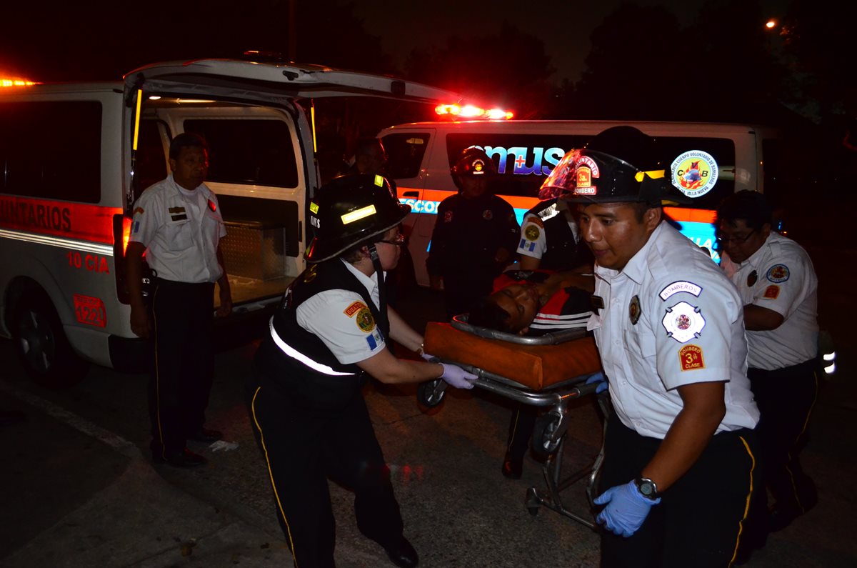 Los Bomberos Voluntarios trasladan a varios heridos al Hospital Roosevelt. (Foto Prensa Libre: Bomberos Voluntarios)