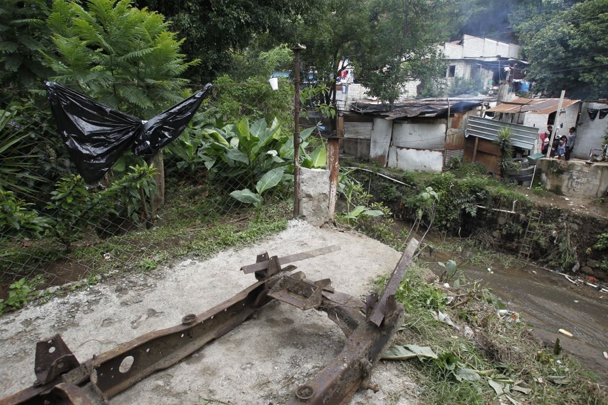 Los vecinos Villa Lobos sector 3, ampliación El Solano, zona 2 de Villa Nueva, viven calvario para movilizarse, debido a la caída de un puente de madera. (Foto Prensa Libre: Paulo Raquec)