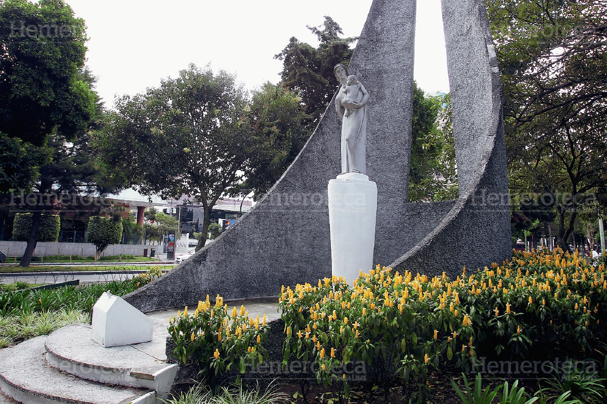 Monumento a la Madre ubicado en la 15 calle de la Avenida Reforma. (Foto: Hemeroteca PL)