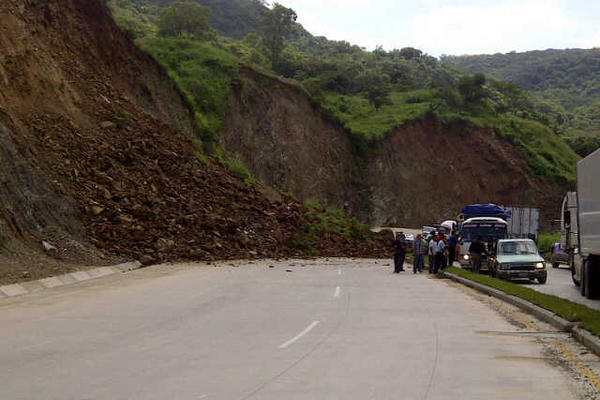 Los carriles hacia el nororiente del país está bloqueado por un derrumbe en km 35 de ruta al Atlántico. (Foto Prensa Libre: Verónica Gamboa)