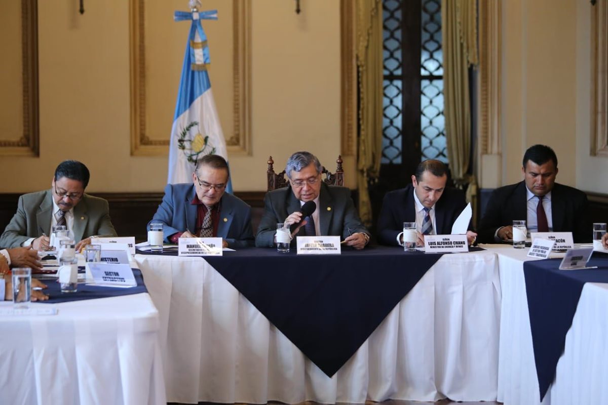 El vicepresidente Jafeth Cabrera participó este martes en una reunión para conversar sobre la industria extractiva en el país. (Foto Prensa Libre: Vicepresidencia)