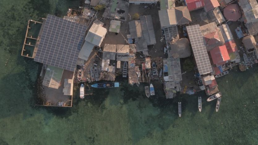 La energía eléctrica es producida por una planta de combustible y dos conjuntos de paneles solares donados por el gobierno de Japón. Al no ser un servicio público el costo mensual es muy alto para los nativos. ANTONIO CARRILLO