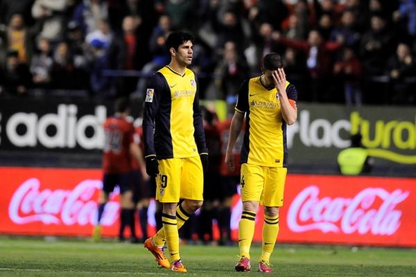 Diego Costa y Gabi no pueden creer lo sucedido en Osasuna. (Foto Prensa Libre: AFP)