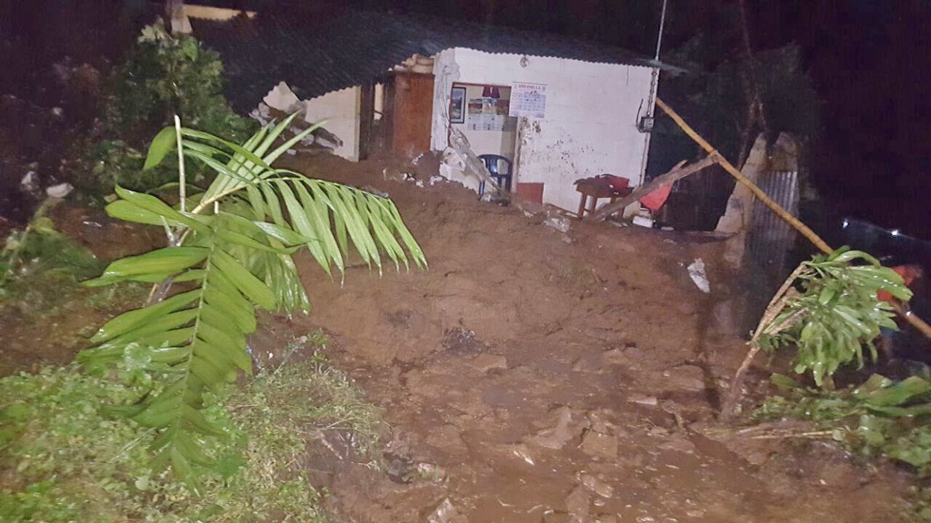 Deslave causa daños severos en vivienda de la familia Rivera, en Colomba.