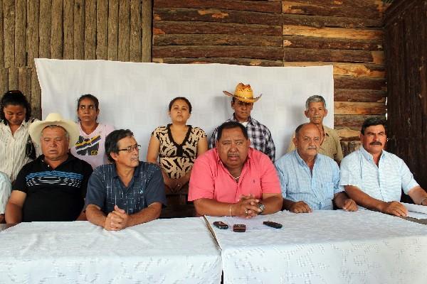 el exalcalde Edvin Morales —centro— denuncia amenazas e intimidaciones.