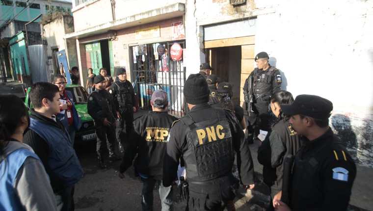 Agentes de la PNC participan en el operativo en conjunto con el MP. (Foto Prensa Libre: Erick Ávila)