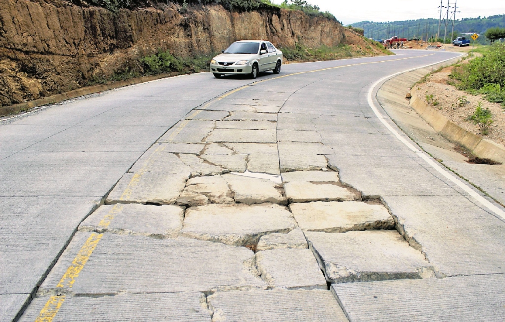 La ruta Interamericana se encuentra en condiciones deplorables, que dañan los vehículos. (Foto Prensa Libre: Hemeroteca PL)