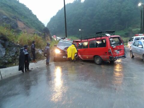 Automotores accidentados en San Pedro Carchá. (Foto Prensa Libre: Eduardo Sam).