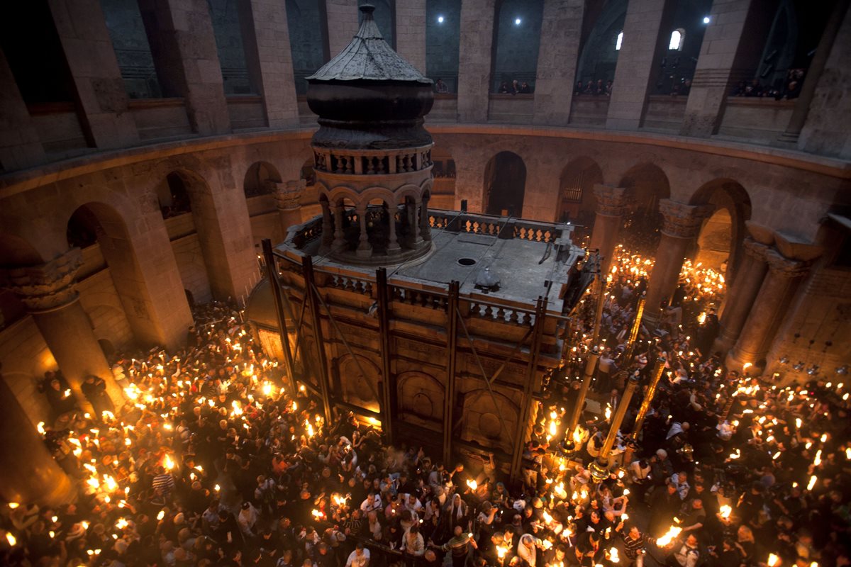 Peregrinos con velas celebran la vigilia pascual en la Basílica del Santo Sepulcro en Jerusalén. (Foto: AP)