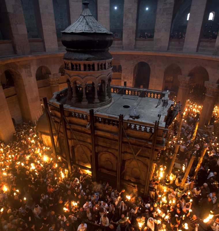 Peregrinos con velas celebran la vigilia pascual en la Basílica del Santo Sepulcro en Jerusalén. (Foto: AP)