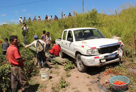 Vehículo quedó dentro de una tomatera, donde trabajaban unas 60 personas. (Foto Prensa Libre: Oswaldo Cardona)
