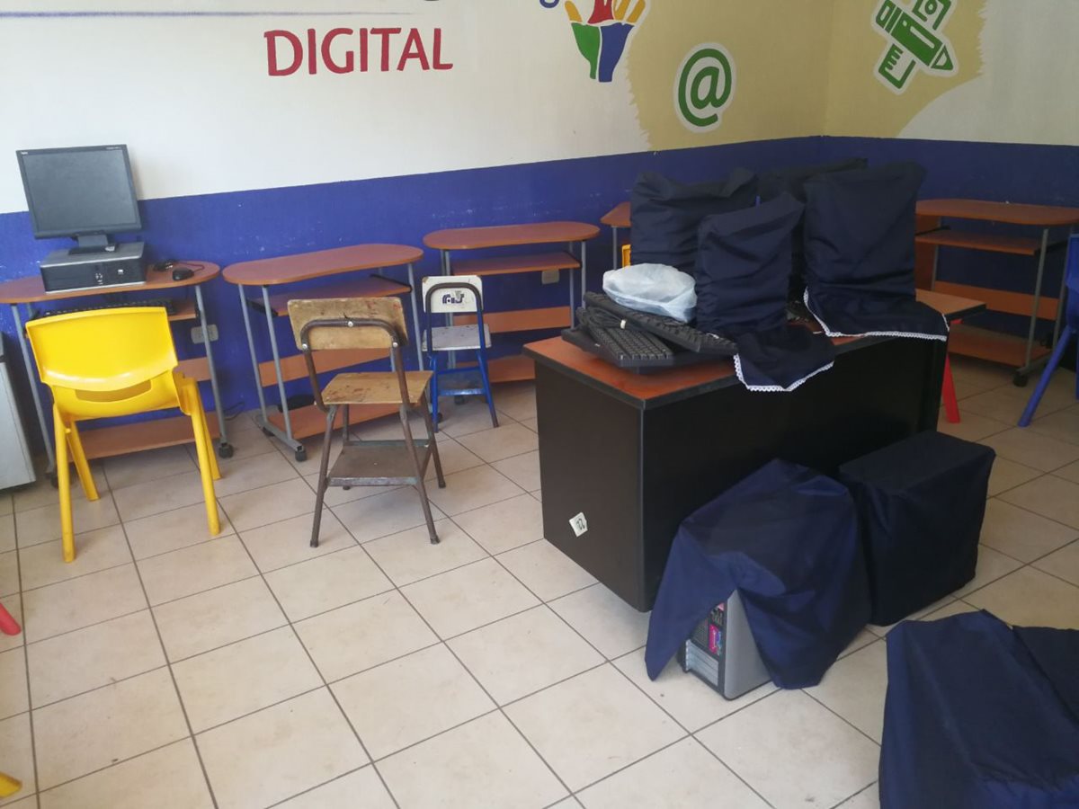Laboratorio de computación de donde fueron robadas siete computadoras.(Prensa Libre: Estuardo Paredes.)