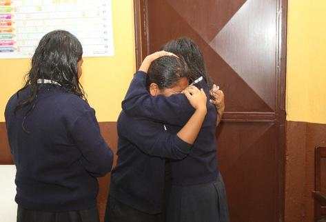 Dos alumnas del INCA lamentan el ataque a compañeras de 14 y 17 años (Foto Prensa Libre: E. Ávila)
