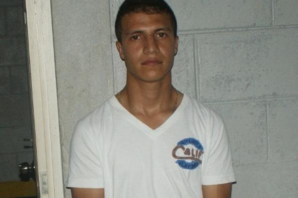 Omar Alberto Gamarro Estrada, capturado en operativo de despistolización efectuado en Flores, Petén. (Foto Prensa Libre: Rigoberto Escobar)