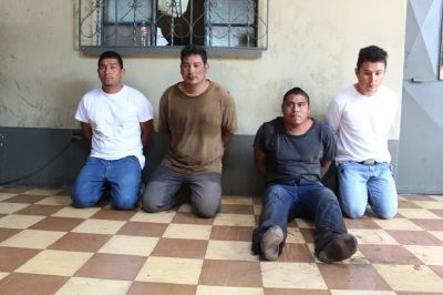 Los cuatro presuntos roba furgones fueron llevados al juzgado de turno de la ciudad de Escuintla. (Foto Prensa Libre: Melvin Sandoval)