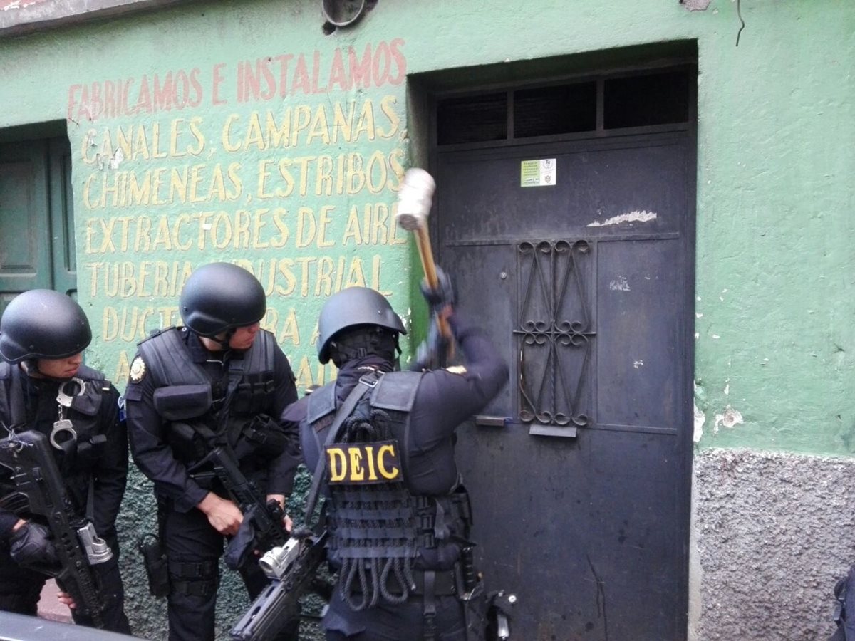 Agentes de la PNC allanan vivienda en la capital, en busca de presuntos estafadores. (Foto Prensa Libre: PNC)