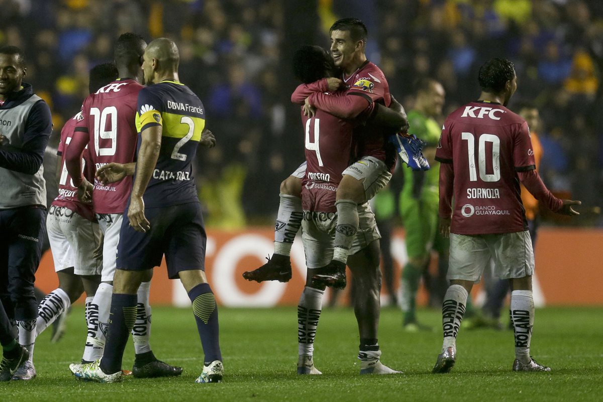 Jugadores de Independiente del Valle festejan al final del encuentro frente a Boca Juniors. (Foto Prensa Libre: AFP)