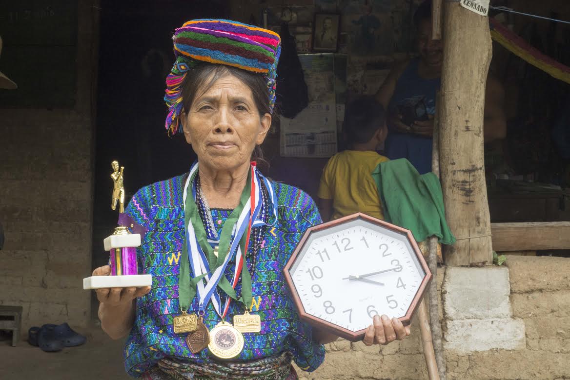 Nicolasa Coxóm muestra un de los trofeos ganados durante una carrera, en Baja Verapaz. (Foto Prensa Libre: Carlos Grave)
