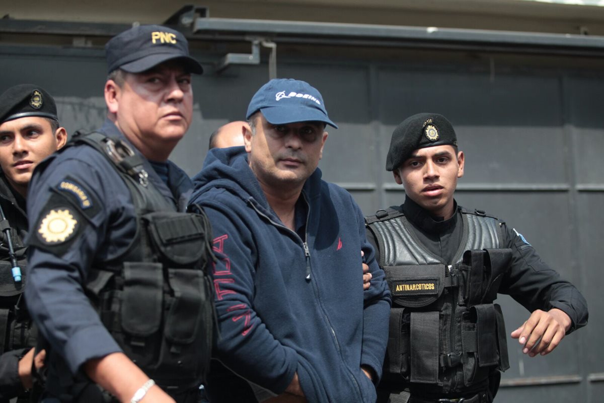 Mario Alejandro Baldetti Elías, capturado en su residencia en la zona 5, por el caso del Lago de Amatitlán. (Foto Prensa Libre: Erick Ávila)