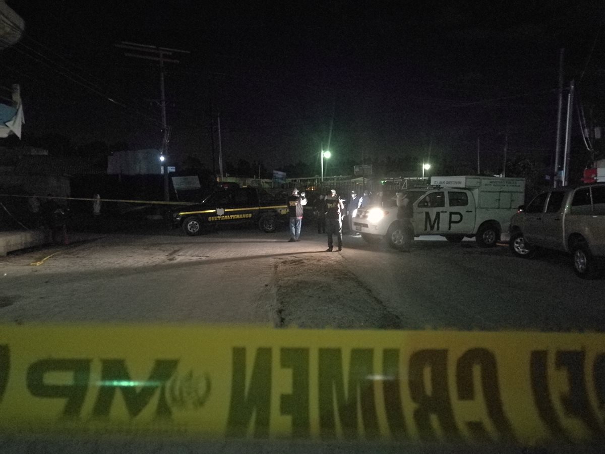 Autoridades recaban indicios en la 6a. avenida y 14 calle de la zona 2 de Xela, en donde la noche del jueves murió baleada una mujer y otra resultó herida. (Foto Prensa Libre: Fred Rivera)