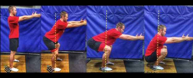 El doctor Aaron Horschig demuestra la postura de una sentadilla correcta. AARON HORSCHIG