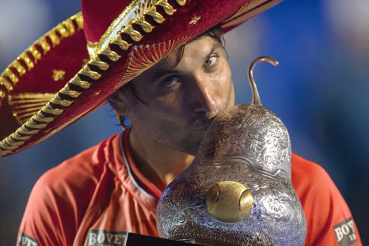 El español David Ferrer posa con el "charro" mexicano tras avanzar a la gran final. (Foto Prensa Libre:AFP)