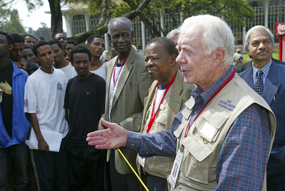 El expresidente de EE. UU. Jimmy Carter (der.) en una imagen del 2005. (Foto Prensa Libre: AP).