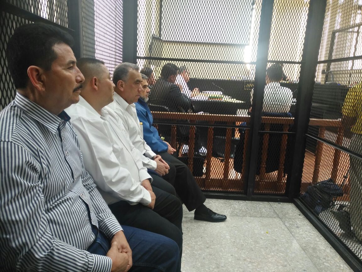 Los procesados durante la audiencia de este viernes. (Foto Prensa Libre: La Red).