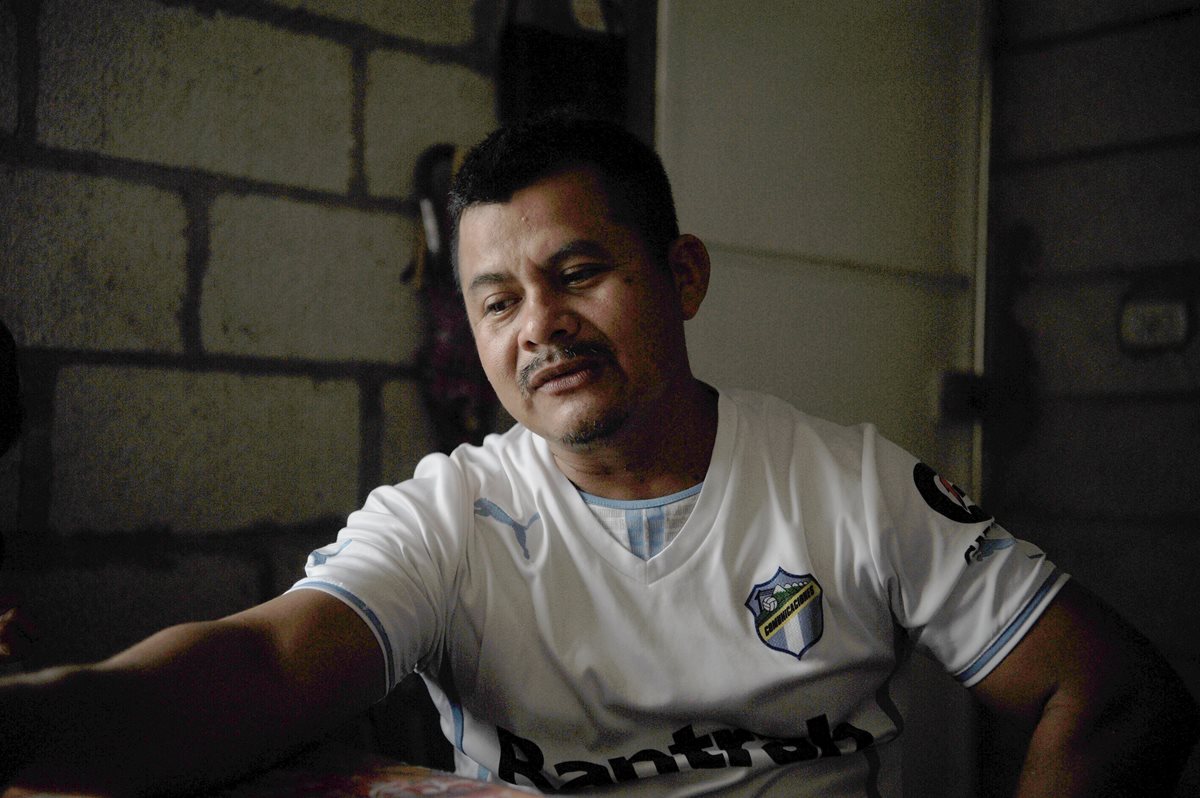 Jerónimo Díaz llora mientras recuerda a su hijo Kevin, aficionado de Comunicaciones, fallecido antes de disputarse el clásico 278 a manos de un grupo de seguidores de Municipal, en las cercanías del estadio del Trébol. (Foto Prensa Libre: Edwin Fajardo)