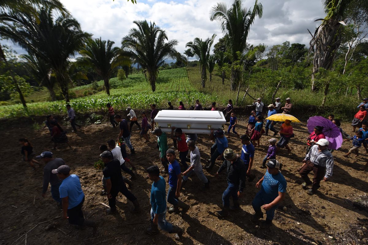 Vecinos de San Antonio Secortez llevaron en hombros el féretro de Jakelin Caal por distintos lugares de la comunidad. (Foto Prensa Libre: AFP)