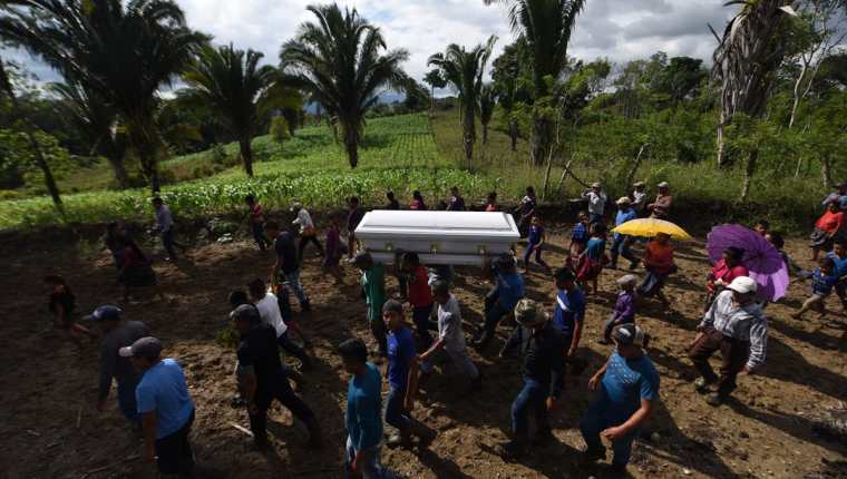 Vecinos de San Antonio Secortez llevaron en hombros el féretro de Jakelin Caal por distintos lugares de la comunidad. (Foto Prensa Libre: AFP)