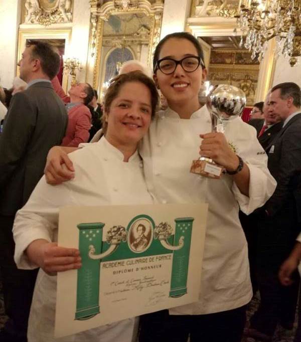 Las guatemaltecas Milly Bruderer y Wendy Orellana posan con el premio de mejor chef y mejor auxiliar en el concurso "Trophée Passion". (Foto Prensa Libre: Embajada de Francia en Guatemala