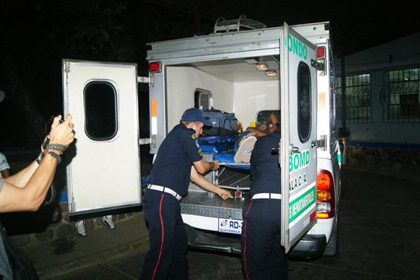 Socorristas trasladan a Wilmer Manfredo Rojas al Hospital Regional de Zacapa. (Foto Prensa Libre: Víctor Gómez)