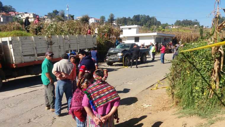 Autoridades resguardan el área donde murieron dos niños, en la aldea Duraznales, Concepción Chiquirichapa. (Foto Prensa Libre: María José Longo)
