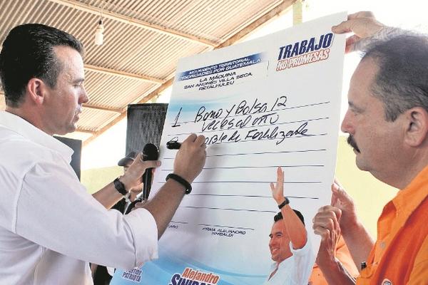 Alejandro Sinibaldi apunta compromisos con pobladores. (Foto Prensa Libre: Rolando Miranda)