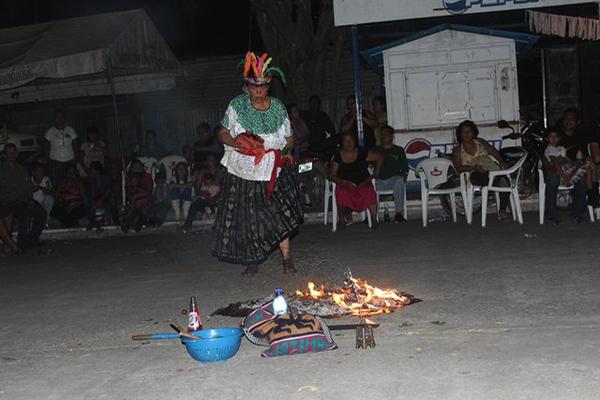 Una sacerdotista maya prepara el fuego sagrado. (Foto Prensa Libre: Felipe Guzmán)<br _mce_bogus="1"/>