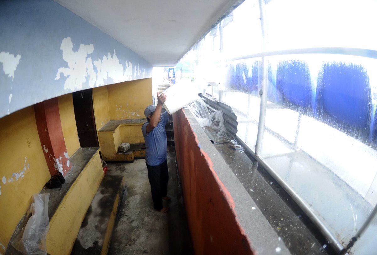 El agua llegó en una alta cantidad al área de los vestidores.