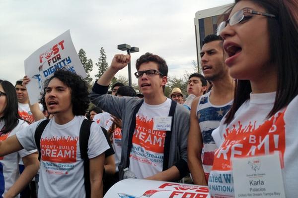 Los dreamers afirman que las deportaciones rompen familias. (Foto Prensa Libre: AP)