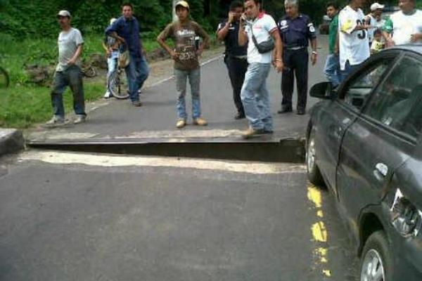 El puente Nahualate en jurisdicción de San Antonio Suchitepéquez se hundió 50 centímetros, y está cerrado el tránsito en el lugar. (Foto Prensa Libre: Conred)