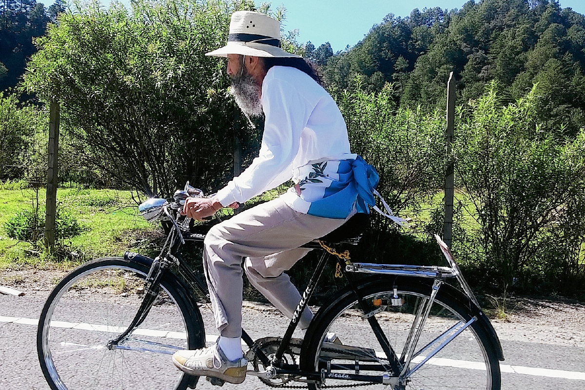 Oswaldo Ochoa, a su paso hoy por Sololá, se desplazaba a pie o en bicicleta. (Foto Prensa Libre: Édgar René Sáenz)