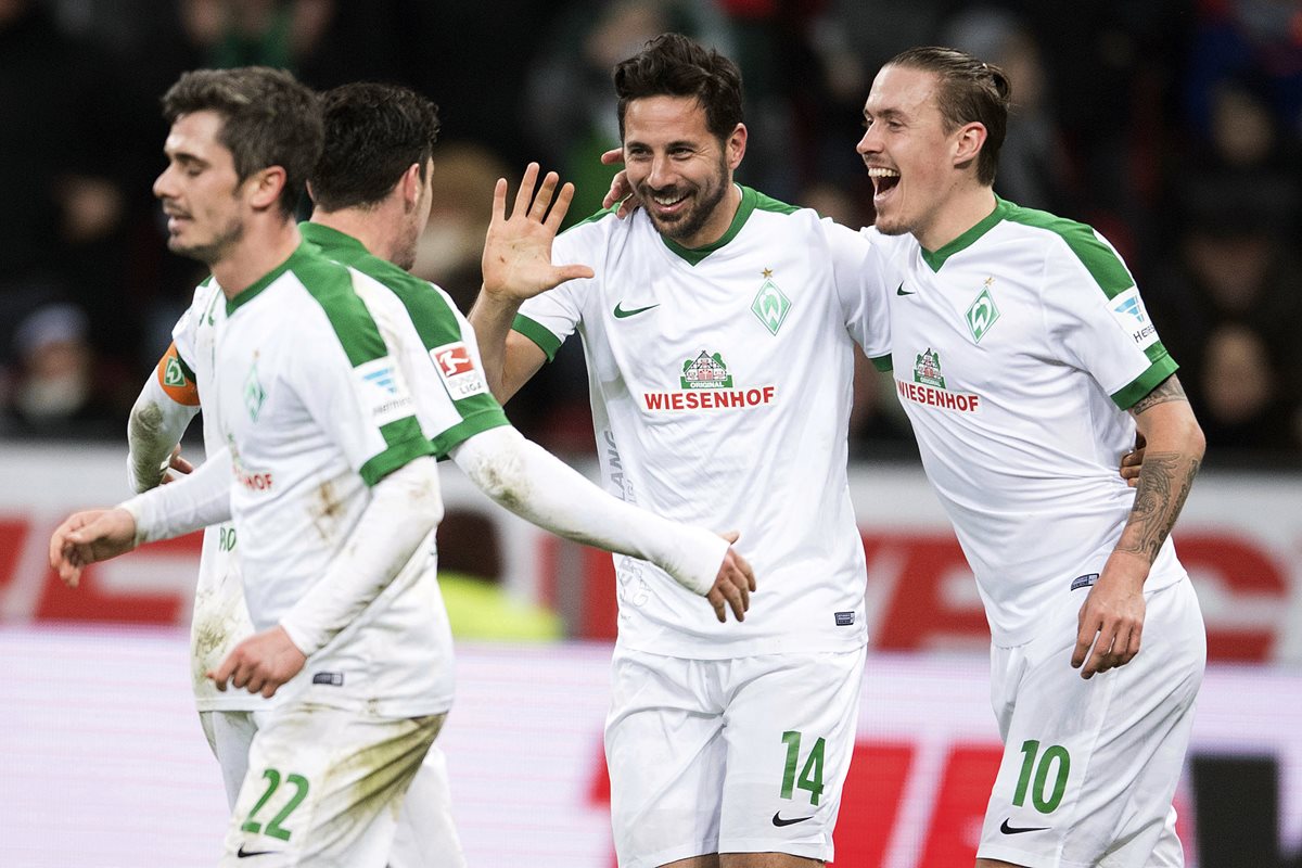 Pizarro festeja con sus compañeros del Werder Bremen. (Foto Prensa Libre: AP)