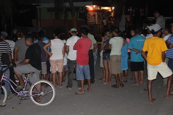 Curiosos observan el trabajo del MP en la escena del crimen. (Foto Prensa Libre: Carlos Paredes)