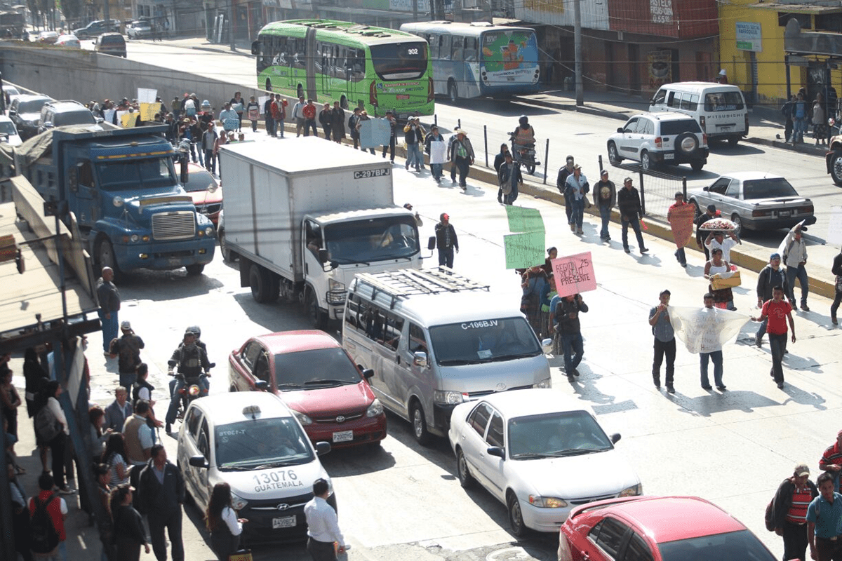 Pobladores de Alta Verapaz durante su recorrido por la Calle Martín. (Foto Prensa Libre: Erick Ávila)