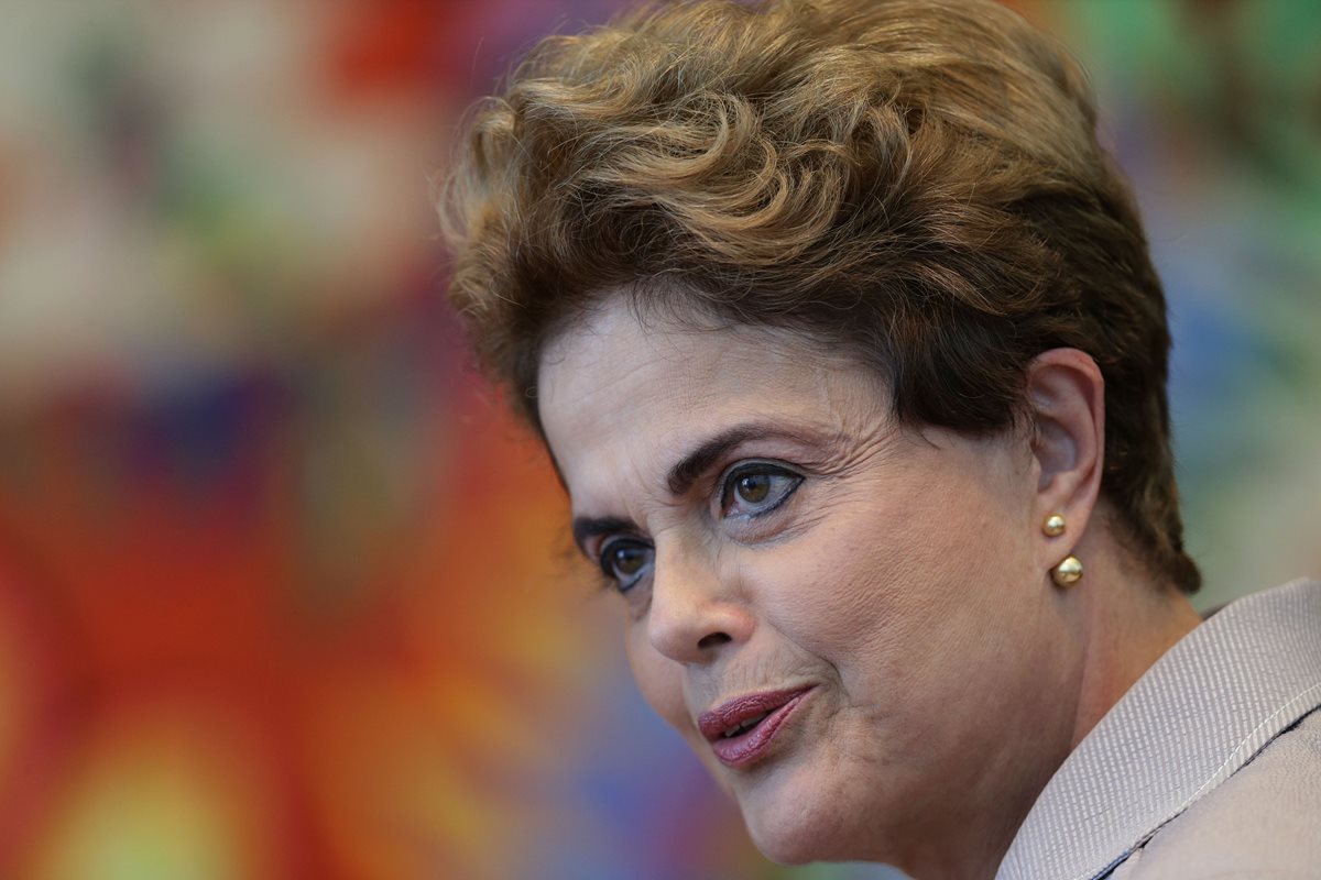 La presidenta suspendida Dilma Rousseff, durante una conferencia de prensa a medios extranjeros a inicios de junio. (Foto Prensa Libre: AP).
