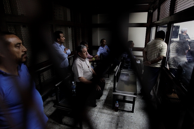 Líderes comunitarios escuchan la sentencia por parte de los jueces del Tribunal de Mayor Riesgo A. (Foto Prensa Libre: Edwin Bercián)