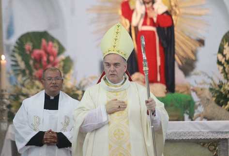 El nuncio apostólico Nicolás Henry Marie Denis Thevenin durante una misa en catedral (Foto Prensa Libre: Archivo)