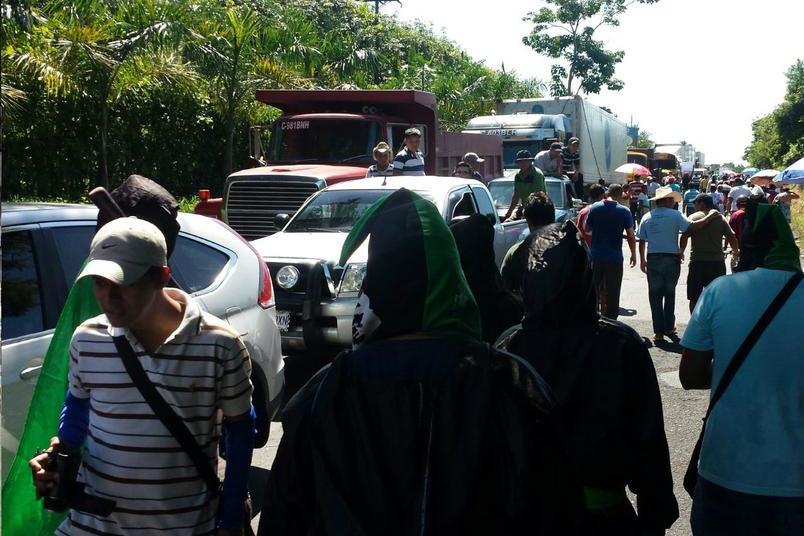 Caminata de campesinos en Cuyotenango, Suchitepéquez, provoca tránsito vehicular lento. (Foto Prensa Libre: Guatevisión)
